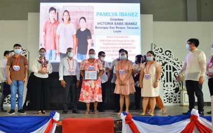 <p><strong>GRADUATING 4Ps</strong>. A family in Tanauan, Leyte during the Pantawid Pamilyang Pilipino Program (4Ps) graduation rites last month. The Department of Social Welfare and Development (DSWD) on Wednesday (July 14, 2021) is eyeing to improve the lives of 122,322 4Ps family beneficiaries in Leyte province in the next seven years. <em>(Photo courtesy of DSWD)</em></p>