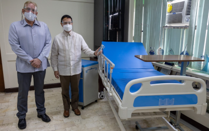 <p><strong>ICU BEDS DONATION.</strong> US Embassy in the Philippines Chargé d’Affaires John Law (left) turns over 420 intensive care unit (ICU) beds to Department of Health (DOH) Secretary Francisco Duque III (center) at the DOH main office in Manila on Thursday (July 15, 2021). The donation, provided by the US Indo-Pacific Command, is valued at PHP23.9 million. <em>(Photo courtesy of US Embassy in Manila)</em></p>