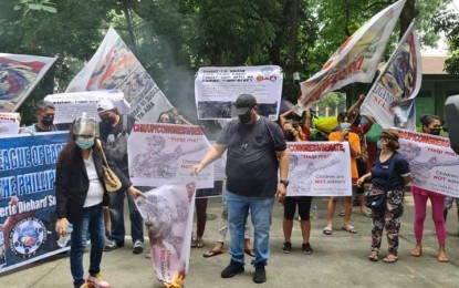 <p><strong>ANTI-REDS.</strong> League of Parents of the Philippines and Liga Independencia Pilipinas lead a picket rally in front of the CHR building in Quezon City on Friday (July 16, 2021). The groups pressed the Commission on Human Rights to probe the violations of the Communist Party of the Philippines-New People's Army-National Democratic Front. <em>(Contributed photo)</em></p>