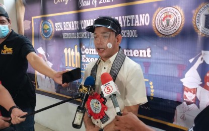<p><strong>PREPS UNDERWAY.</strong> Dr. George Tizon, Taguig City Education Office chief, answers question from the media at the sidelines of the cyber-graduation rites for senior high school students of enator Renato "Compañero" Cayetano Memorial Science and Technology High School (SRCCMSTHS) on Friday (July 16, 2021). He said the city continues to prepare for a possible shift to face-to-face learning once the country achieves population protection against Covid-19. <em>(PNA photo by Lloyd Caliwan)</em></p>
