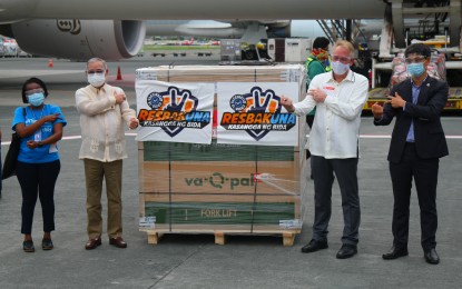 <p><strong>2ND SHIPMENT.</strong> The second batch of 1,606,600 doses of donated Johnson and Johnson Janssen vaccine arrives at the Ninoy Aquino International Airport Terminal 3 on Saturday afternoon (July 17, 2021). The shipment was welcomed by (from left) United Nations Children’s Emergency Fund nutrition manager Alice Nkoroi, Foreign Affairs Sec. Teodoro Locsin Jr., US Embassy Charges d’Affaires John Law, and Economic Planning Secretary Karl Chua.<em> (PNA photo by Benjamin Pulta)</em></p>