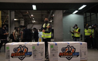 <p><strong>GOV’T-PROCURED PFIZER JABS.</strong> National Task Force against Covid-19 Chief Implementer, Secretary Carlito Galvez Jr., welcomes the freshly delivered Pfizer vaccines at NAIA on Wednesday night (July 21, 2021). A total of 562,770 doses were delivered, at least 459,810 of which were shipped to Luzon. <em>(PNA photo by Joey Razon)</em></p>