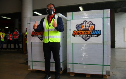 <p><strong>NEW SHIPMENT. </strong>Vaccine czar Secretary Carlito Galvez Jr. poses with the Sinovac vaccines at the Ninoy Aquino International Airport Terminal 3 on Thursday morning (July 22, 2021). A total of 1.5 million doses arrived to raise to 29,985,130 the total number of vaccine doses delivered to the Philippines. <em>(PNA photo by Ben Pulta)</em></p>