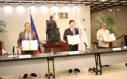 <p><strong>JOINT PROGRAM FOR HUMAN RIGHTS.</strong> (From left) United Nations Philippines Resident Coordinator Gustavo Gonzalez, Secretary of Justice Menardo Guevarra, Secretary of Foreign Affairs Teodoro Locsin Jr. sign the UN Joint Programme on Human Rights at the Department of Foreign Affairs. Locsin said this signifies the country's commitment to partner with the UN in human rights promotion and protection.<em> (Photo courtesy of UN Philippines)</em></p>
