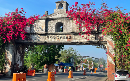 <p><strong>BORDER CHECKPOINT</strong>. Fewer vehicles are observed at the Badoc gateway as the provinces of Ilocos Sur and Ilocos Norte are placed under General Community Quarantine (GCQ). The GCQ status is effective on Friday (July 23) until July 31, 2021. (<em>PNA file photo by Leilanie G. Adriano</em>) </p>