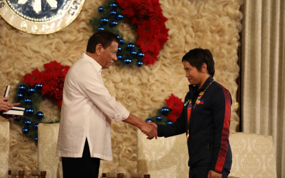<p><strong>HIDILYN AT MALACAÑANG</strong>. President Rodrigo Duterte congratulates weightlifter Hidilyn Diaz during the awarding of the Order of Lapu-Lapu Rank of Kamagi to the 2019 Southeast Asian Games medalists at Malacañan Palace on Dec. 18, 2019. Malacañang on Tuesday (July 27, 2021) said Diaz will receive a cash incentive from Duterte for winning the country’s first-ever Olympic gold medal in Tokyo on Monday night (July 26). <em>(Presidential photo)</em></p>