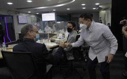 <p><strong>DISCUSSION ON PH COVID RESPONSE. </strong>Health Secretary Francisco Duque III meets Covid-19 specialist Guy Chosen (left), and Embassy Charge d'Affaires Nir Balzam (2nd right) at the National Disaster Risk Reduction and Management Council office in Quezon City on Tuesday (July 27, 2021). The four-member Israeli delegation is in Manila to share their best practices on Covid-19 response from July 26 to 30. (<em>PNA photo by Avito Dalan</em>) </p>