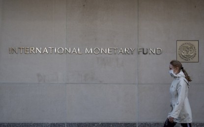 <p>A woman walks past the International Monetary Fund (IMF) headquarters in Washington, D.C., the United States, March 30, 2021. <em>(Xinhua/Ting Shen)</em></p>