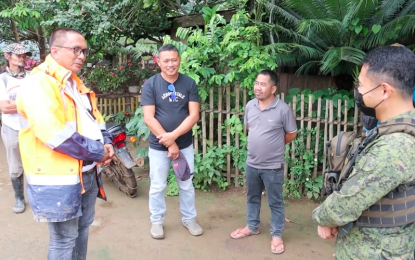 <p><strong>INFRA PROJECT</strong>. Negros Oriental Governor Roel Degamo (left) talks with Army and local officials during an outreach mission in Sitio Avocado in Barangay Talalak, Sta. Catalina town. The activity, held Tuesday (July 27, 2021), is part of the province's efforts to alleviate the lives of the people in insurgency-affected areas through the Task Force to End Local Communist Armed Conflict (TF-ELCAC). <em>(Video screengrab from the Facebook page of the Negros Oriental provincial government)</em></p>