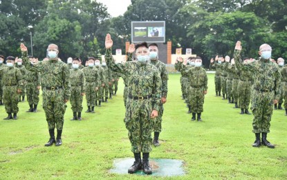 <p><strong>NEW RECRUITS</strong>. The first batch of police recruits in the Ilocos Region hired under the 'faceless and nameless,’ system takes oath on July 29, 2021 led by Ilocos police regional director Brig. Gen. Emmanuel Peralta. The new recruits will undergo six-month basic police training with salary. <em>(Photo courtesy of PRO-1 Facebook page)</em></p>