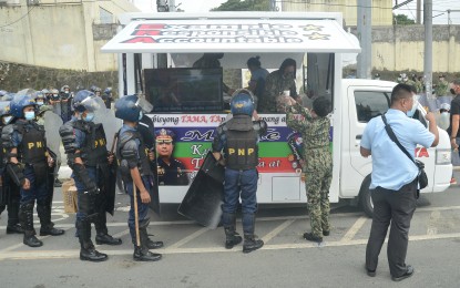 <p><strong>FREE FOOD</strong>. Members of the Quezon City Police District line up to get food from the National Capital Region Police Office mobile kitchen station along Commonwealth Avenue, Quezon City on Monday (July 26, 2021). The mobile kitchen was set up for thousands of cops who maintained peace and order near the Batasang Pambansa Complex on the day President Rodrigo Roa Duterte delivered his sixth and final State of the Nation Address. <strong><em>(PNA photo by Robert Oswald P. Alfiler)</em></strong></p>