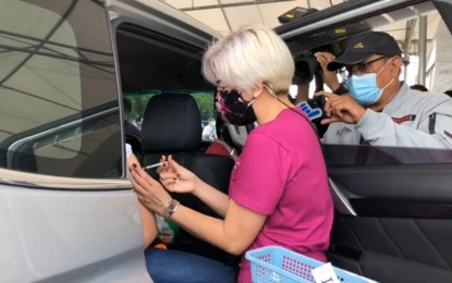 <p><strong>DOUBLE JOB.</strong> Manila Vice Mayor Dr. Honey Lacuna-Pangan administers a Covid-19 vaccine to a motorist at the launch of the city’s first drive-thru vaccination site at the Quirino Grandstand on Saturday (July 31, 2021). The drive-thru site is the capital city’s 27 vaccination hub. <em>(Screengrab by Marita Moaje)</em></p>