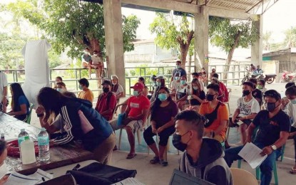 <p><strong>VOTER'S LIST-UP</strong>. Photo shows individuals turning up to register for the 2022 elections in Barangay Banilad, Dumaguete City on July 31, 2021. The Comelec in Negros Oriental continues to hold satellite registration in the barangays during weekends. <em>(Photo courtesy of Comelec-Dumaguete)</em></p>