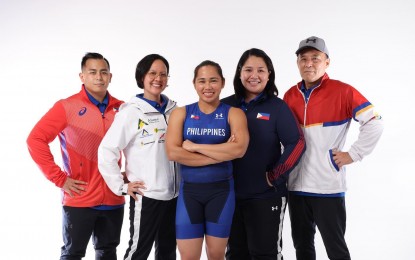 <p><strong>WINNING TEAM.</strong> Hidilyn Diaz (center) credits ‘Team HD’ for her Olympic gold medal in Tokyo. This undated photo shows Zamboanga City’s pride with (from left) strength and conditioning coach Julius Naranjo, nutritionist Jeaneth Aro, sports psychologist Dr. Karen Trinidad, and coach Kaiwen Gao. <em>(Photo courtesy of Hidilyn Diaz Facebook)</em></p>