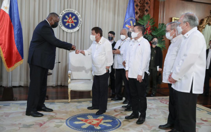 <p><strong>COURTESY CALL.</strong> President Rodrigo Roa Duterte does a fist bump with US Secretary of Defense Lloyd Austin III during a courtesy call on the President at the Malacañang Palace on July 29, 2021. Duterte on Monday (Aug. 2) thanked US President Joe Biden and the American people for donating Covid-19 vaccines to the Philippines. <em>(Presidential photo)</em></p>