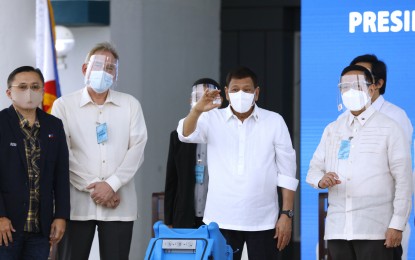 <p><strong>MORE JABS</strong>. President Rodrigo Duterte welcomes the arrival of 3,000,060 doses of the Moderna vaccine at the Villamor Airbase in Pasay City on Tuesday (August 3, 2021). The newly arrived jabs, donated by the United States government through the COVAX Facility, brought the country's total Covid-19 vaccine to 37,275,780 doses. <em>(PNA photo by Joey Razon)</em></p>