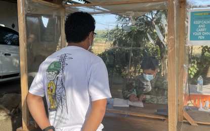 <p><strong>BORDER CONTROL</strong>. A member of the Philippine National Police mans a registration booth at the border checkpoint within the boundary of Ilocos Sur and Ilocos Norte in this undated photo. To help in the apprehension of quarantine protocol violators, the PNP is seeking help of netizens to report them by taking photos or videos. (<em>PNA photo by Leilanie Adriano</em>) </p>