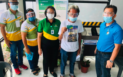 <p><strong>CASH CARDS</strong>. A man shows his cash card issued by the Land Bank of the Philippines (LBP). A total of 111,030 residents of Negros Oriental who signed up for the Philippine Identification System were issued Land Bank cash cards as of July 2021, said Engr. Ariel Fortuito, Philippine Statistics Authority-Negros Oriental provincial head, on Thursday (Aug. 5, 2021). <em>(File photo courtesy of PSA-Negros Oriental)</em></p>