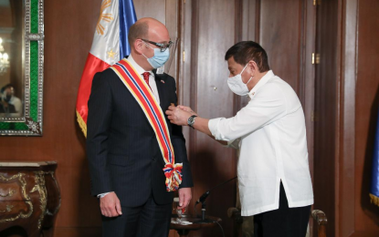 <p><strong>FAREWELL CALL.</strong> President Rodrigo Roa Duterte confers the Order of Sikatuna with the rank of Datu (Grand Cross) Gold Distinction on outgoing Ambassador of the United Kingdom of Great Britain and Northern Ireland to the Philippines Daniel Robert Pruce who paid a farewell call on the President at the Malacañang Palace on Wednesday (Aug. 4, 2021). Duterte hailed Pruce for his “personal role in improving the Philippines’ access to Covid-19 vaccines. <em>(Presidential photo by Simeon Celi)</em></p>