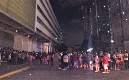 <p><strong>CROWDED.</strong> This mall in Sta. Cruz, Manila is forced to cancel vaccination on Thursday (Aug. 5, 2021) because of overcrowding as early as 3 a.m. Based on police reports, people came in droves because of reports that unvaccinated individuals will be arrested if they go out during the enhanced community quarantine from Aug. 6 to 20. <em>(Photo courtesy of Manila-PIO)</em></p>