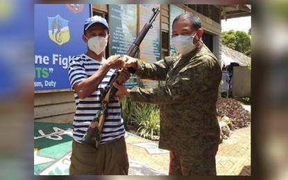 <p><strong>SURRENDERER</strong>. A courier of the Abu Sayyaf Group in Basilan province is the latest recipient of the reintegration program of the government. The courier, Samatan Aknalun Imban (left), 41, voluntarily surrendered on August 4, 2021, and handed over a Garand rifle to Lt. Col. Renante Besa (right), commander of the Army’s 64th Infantry Battalion. <em>(Photo courtesy of 64IB)</em></p>