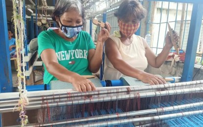 <p><strong>HOPEFUL.</strong> Photo shows women weavers of the Baraclayan Weavers Association. The association continues to produce loom woven products amid this pandemic, optimistic that the industry will recover from the impact of the coronavirus pandemic soon. <em>(PNA photo from BWA FB page)</em></p>