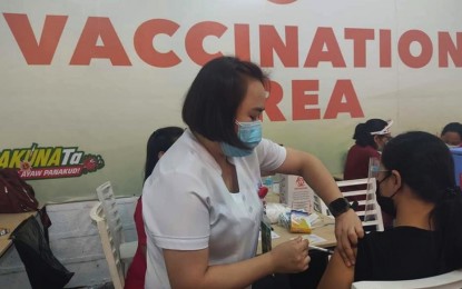<p><strong>BEATING DELTA VARIANT.</strong> A nurse administers a Covid-19 vaccine to a Cebu City resident at the Ayala Center Cebu vaccination site. Cebu City health officer Dr. Jeffrey Ibones on Friday (Aug. 6, 2021) urged the city residents to help beat Covid-19 by observing minimum health protocols and by vaccination. <em>(Photo courtesy of Cebu City Health Department)</em></p>