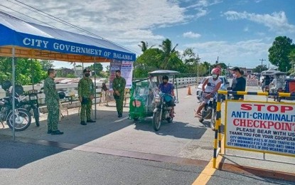 <p><strong>CHECKPOINT.</strong> Personnel of the Balanga City Police Station, together with force multipliers, conduct a checkpoint at one of the established quarantine control points in Bataan on Sunday (Aug. 8, 2021). This is part of the implementation of enhanced community quarantine in the province from Aug. 8-22.<em> (Photo courtesy of Bataan PNP)</em></p>