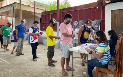 <p><strong>CASH AID.</strong> Residents line up for cash aid in Gingoog City on Monday (Aug. 9, 2021). The Misamis Oriental city has been under enhanced community quarantine, along with Cagayan de Oro City, since July 16 after Delta variant cases were confirmed in both.<em> (Photo courtesy of Gingoog-CIO)</em></p>