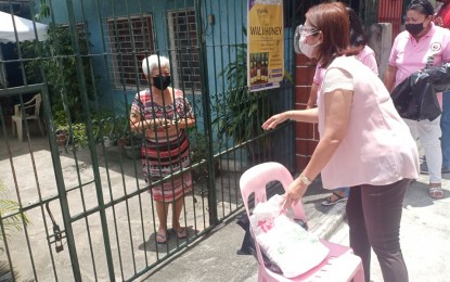 <p><strong>LOCKDOWN AID.</strong> Residents of Barangay 200 in Pasay affected by a localized lockdown receive five kilos of rice from the city government on Sunday (Aug. 8, 2021). The entire National Capital Region is under enhanced community quarantine until Aug. 20. <em>(Photo courtesy of Pasay-PIO)</em></p>