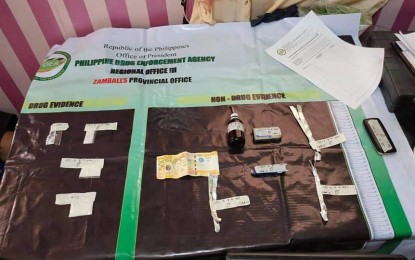 <p><strong>CONFISCATED</strong>. The shabu and other pieces of evidence confiscated during an anti-illegal drug operation that resulted in the arrest of five suspects and dismantling of a drug den in Subic, Zambales on Monday (Aug. 9, 2021). The drug suspects and pieces of evidence were brought to the Subic Municipal Police Station for the filing of appropriate charges. <em>(Photo courtesy of PDEA-Central Luzon)</em></p>