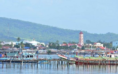 <p><strong>RED TIDE</strong>. Fishing boats are docked in Cancabato Bay in Tacloban City in this undated photo. The Bureau of Fisheries and Aquatic Resources has identified three factors for the red tide toxins persistence in Cancabato Bay since 2022. <em>(File photo courtesy of Noel Castillo)</em></p>