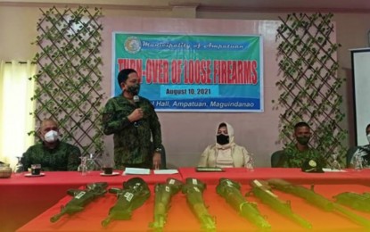 <p><strong>‘PAGLALANSAG’.</strong> At least nine high-powered firearms were turned over by the local government of Ampatuan, Maguindanao to police authorities in the province on Tuesday (Aug. 10, 2021). Maj. Gen. Albert Ferro (with microphone), PNP-CIDG chief, personally accepted the surrendered firearms from the local officials. <em>(Photo courtesy of CIDG-Maguindanao)</em></p>