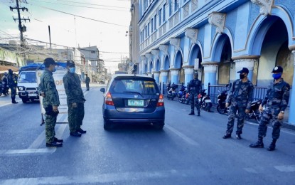 <p><strong>STRICT BORDER CONTROL.</strong> This September 2020 photo shows Philippine National Police personnel conducting a checkpoint in the Carbon Public Market area in Cebu City. Acting Mayor Michael Rama on Wednesday (Aug. 11, 2021) said he is reimposing strict border control and road checkpoints to limit the movement of people amid the rising number of Covid-19 cases in the city. <em>(PNA file photo by John Rey Saavedra)</em></p>