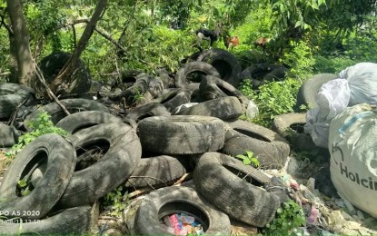 <p><strong>CLEANUP DRIVE</strong>. Photo of old tires that serve as breeding places for mosquitoes. The Iloilo City government will again launch its campaign against dengue through a simultaneous cleanup activity on Saturday (Aug. 21, 2021).<em> (PNA photo courtesy of City PIO)</em></p>