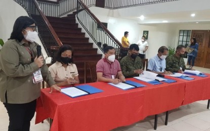 <p><strong>MORE AID.</strong> Davao del Norte Governor Edwin Jubahib (3rd from left) leads the signing of memorandum of agreement (MOA) with representatives from the Armed Forces of the Philippines and municipal officials at Tahanan, Capitol Compound on Aug. 16, 2021. The MOA provides other forms of assistance to the indigenous peoples from Talaingod town. <em>(Photo courtesy of 10ID)</em></p>