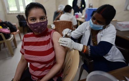<p><strong>GLOBAL CASES</strong>. A woman receives a dose of Covid-19 vaccine in the Prayagraj district of India's northern state of Uttar Pradesh, Aug. 6, 2021. A World Health Organization weekly overview report issued on Wednesday (Aug. 18, 2021) showed that the global new Covid-19 cases have been increasing for the last two months. <em>(Str/Xinhua)</em></p>