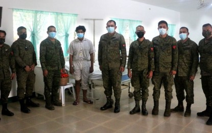 <p><strong>EXEMPLARY.</strong> Members of the 1st Infantry Division award the Wounded Personnel Medal on Thursday to Private First Class John Mark Grande (4th from left), one of two soldiers who sustained injuries when they gallantly took on New People’s Army rebels in Zamboanga del Norte the day before. Grande is recuperating at Camp Maj. Cesar Sang-an Station Hospital in Labangan, Zamboanga del Sur. <em>(Photo courtesy of 1ID-PAO)</em></p>