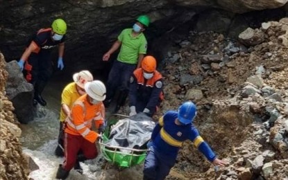 <p><strong>RETRIEVED</strong>. Emergency responders retrieve the body of Nestor Talangcag on Thursday (August 19, 2021) under tons of mud that buried him and his live-in partner on August 17 at Antamok River in Barangay Loacan, Itogon, Benguet. Rescuers have yet to find Talangcaq’s live-in partner. (<em>Photo courtesy of Col. Elmer Ragay</em>) </p>