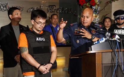 <p><strong>HIGH-VALUE DETAINEE.</strong> Former Philippine National Police chief and now senator Ronald Dela Rosa (right) presents alleged drug lord Kerwin Espinosa in a press conference in Camp Crame, Quezon City in this November 2016 photo. Espinosa was nabbed in Abu Dhabi, United Arab Emirates at that time. <em>(File photo)</em></p>