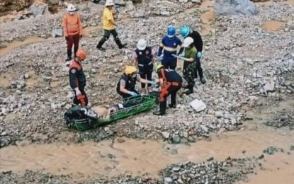 <p><strong>RETRIEVED.</strong> Emergency responders find the body of 47-year-old Morina Simeon Lintan Friday morning (Aug. 20, 2021) in Itogon, Benguet). Lintan and her partner, whose body found a day earlier, were buried in mud after a soil erosion at the mountain beside Antamok river in Barangay Loacan, Itogon on Aug. 17. <em>(Photo courtesy of Romy Gonzales)</em></p>