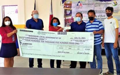 <p><strong>SEED MONEY</strong>. Members of the Cansubayon Samahang Nayon Multi-Purpose Cooperative and local officials hold a symbolic check worth PHP410,500 from the Department of Labor and Employment (DOLE) to finance their egg production business. This cooperative in Loon is among the five groups of farmers and fisherfolk in Bohol that received assistance from the national government, through the DOLE Integrated Livelihood and Emergency Employment Program (DILEEP) to finance their business projects.<em> (Photo courtesy of DOLE-7)</em></p>