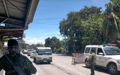 <p><strong>CHECKPOINT</strong>. Policemen of the Iloilo City Police Station 5 (ICPS5) conduct checkpoint in this city’s Mandurriao district on Monday (Aug. 23, 2021) to make sure that proper health protocols are observed by travelers. Effective Aug. 24, 2021, the city government will impose border control anew allowing only essential travels as a measure to lessen the transmission of Covid-19. <em>(Photo courtesy of PCR Mandurriao/ICPS5 FB page)</em></p>