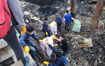 <p><strong>CLEANUP.</strong> The Department of Environment and Natural Resources-Central Office leads massive cleanup efforts in a Central Luzon river in this undated photo. Some 23,000 tons of waste were collected from January to August this year.<em> (Photo courtesy of DENR-Central Luzon)</em></p>