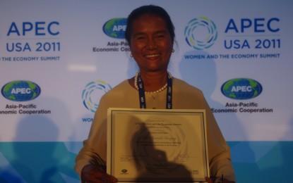 <p><strong>PROUD MOMENT</strong>. "Dragon Fruit Queen" Edita Aguinaldo-Dacuycuy in one of her proudest moments when she was recognized as one of the world's women innovation leaders, representing the Philippines during the Asia-Pacific Economic Cooperation (APEC) Women and Economy Summit in San Francisco, California in 2011. The 75-year-old Dacuycuy died on Friday (Aug. 27, 2021) of Covid-19. <em>(File photo by Leilanie Gaspar Adriano)</em></p>