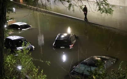 <p>Cars submerged in floodwaters in New York <em>(Xinhua photo) </em></p>