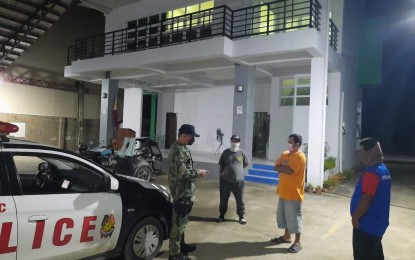 <p><strong>IREPORT CAMPAIGN</strong>. Members of the Philippine National Police coordinate with local border controllers on the strict implementation of curfew and liquor ban in Batac City during enhanced community quarantine. Based on latest available data, the Ilocos Norte police has apprehended 205 quarantine violators from August 23-29, 2021. (<em>Photo courtesy of IReport Kasi Icare Facebook page</em>) </p>