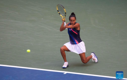 <p><strong>US OPEN.</strong> Leylah Fernandez of Canada returns against Elina Svitolina of Ukraine during their women's singles quarterfinals of the 2021 US Open at the Arthur Ashe Stadium at the USTA Billie Jean King National Tennis Center in New York, the United States on Sept. 7, 2021. The unseeded Filipino-Canadian player advanced to the semifinals and could face world No. 2 Aryna Sabalenka of Belarus.<em> (Photo by Michael Nagle/Xinhua)</em></p>