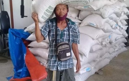 <p><strong>FARMER BENEFICIARY</strong>. A farmer beneficiary receives palay seeds from the Antique Office of the Provincial Agriculture (OPA) in June this year. OPA chief Nicolasito Calawag said Thursday (Sept. 9, 2021) that Antique will receive 55,860 bags of palay seeds for the second cropping. <em>(Photo courtesy of Vice Governor Edgar Denosta)</em></p>