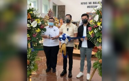 <p><strong>OPENING</strong>. Bulacan Governor Daniel R. Fernando (center) leads the ribbon-cutting ceremony for the weeklong activities of Sigkaban Festival on Wednesday (Sept. 8, 2021) at the Hiyas ng Bulacan, Capitol Compound in Malolos City. All other programs for the weeklong Singkaban Festival will be held online through Facebook, Zoom, and Google Meet. <em>(Photo by Manny Balbin)</em></p>